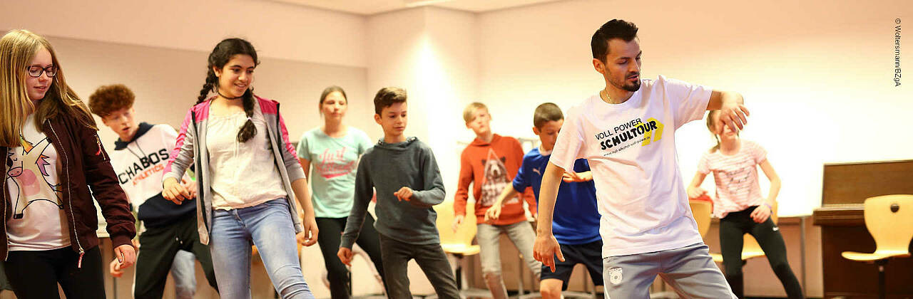 Tanzende Schultour-Teilnehmer. Foto: Woltersmann/BZgA