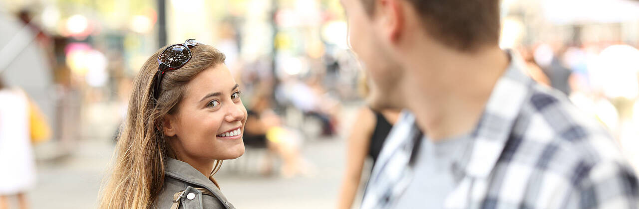 Junge Frau lächelt Mann an. Foto: Antonioguillem/Adobe Stock.